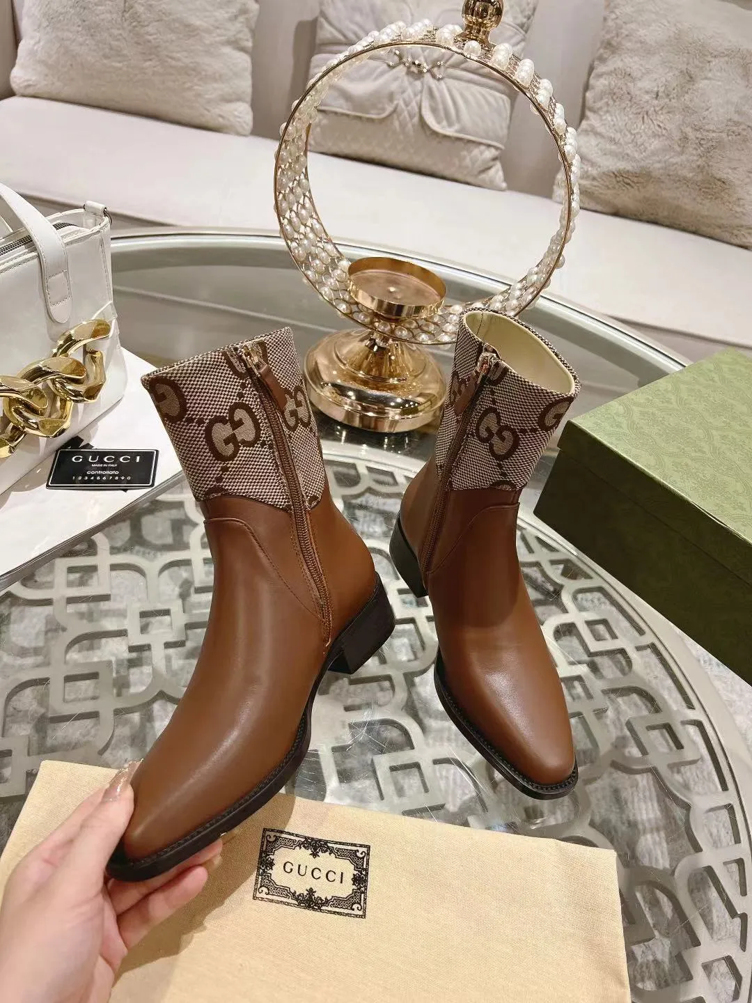 👟👟Ex-factory price 600👟👟 Gucci's latest popular half-horsebit detail boots for autumn and winter, European and American punk style riding boots, horsebit detail boots, the same style as the big-name street style darlings of European and American stars. Upper: Calfskin imported from Italy Size: 35-42#